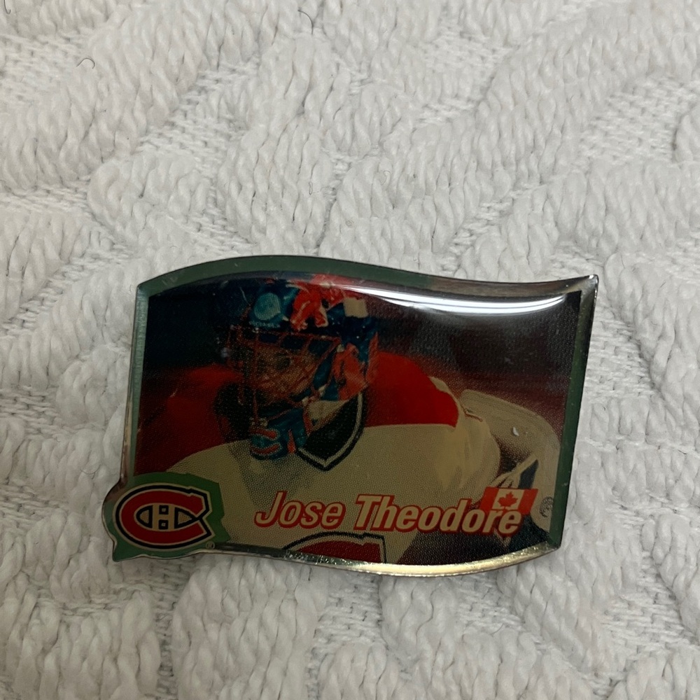 Vintage NHL lapel pins, set of 8 - Picture 5 of 10